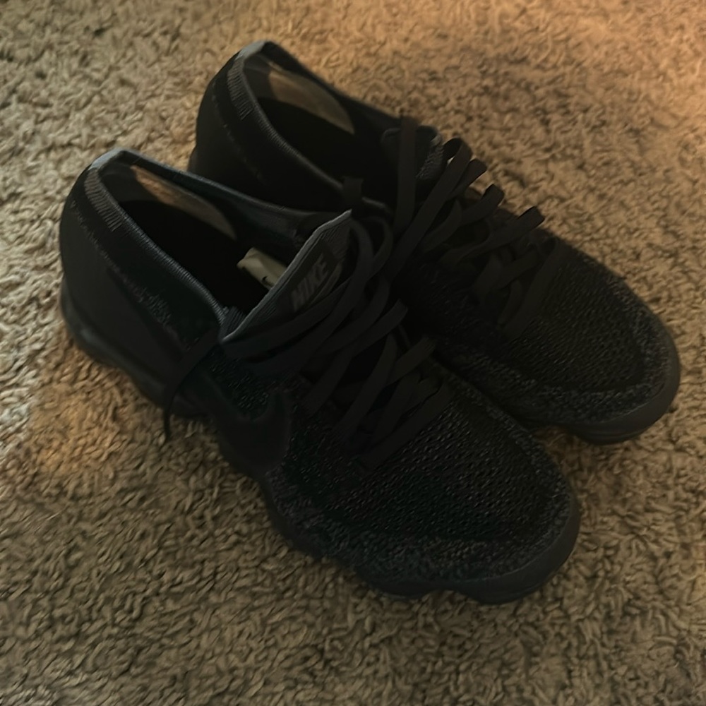 Lightly used women’s fly knit vapormax size 7